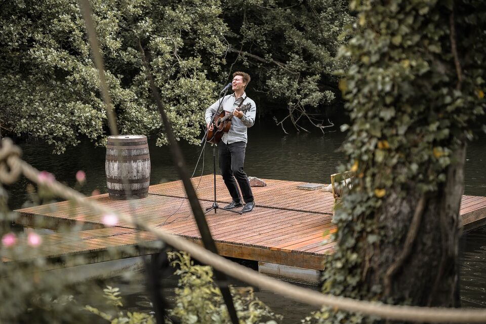 Nico Grund spielt Gitarre bei alternativer Rock- und Metal-Hochzeit im Freien