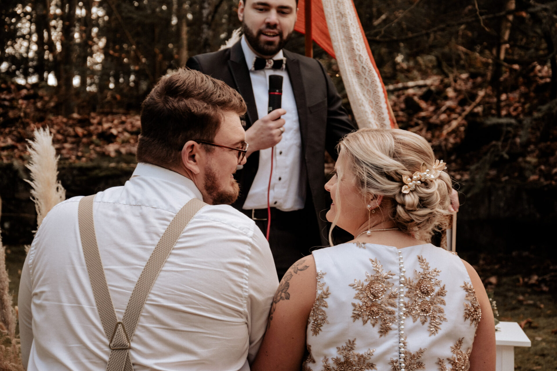 Trauredner Marcel bei unkonventioneller Trauung im Wald mit Rock- und Pagan-Vibes, Hell Yes! Weddings