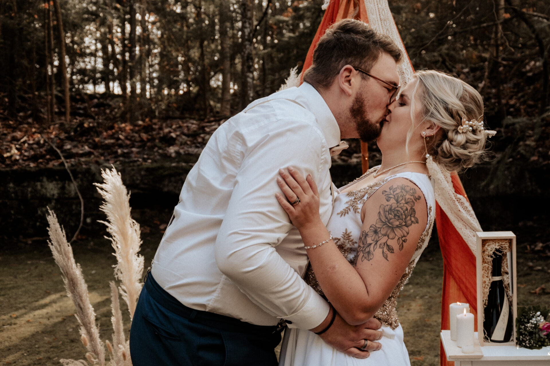 Kuss bei freier Trauung im Wald mit Trauredner Marcel, alternative Hochzeit
