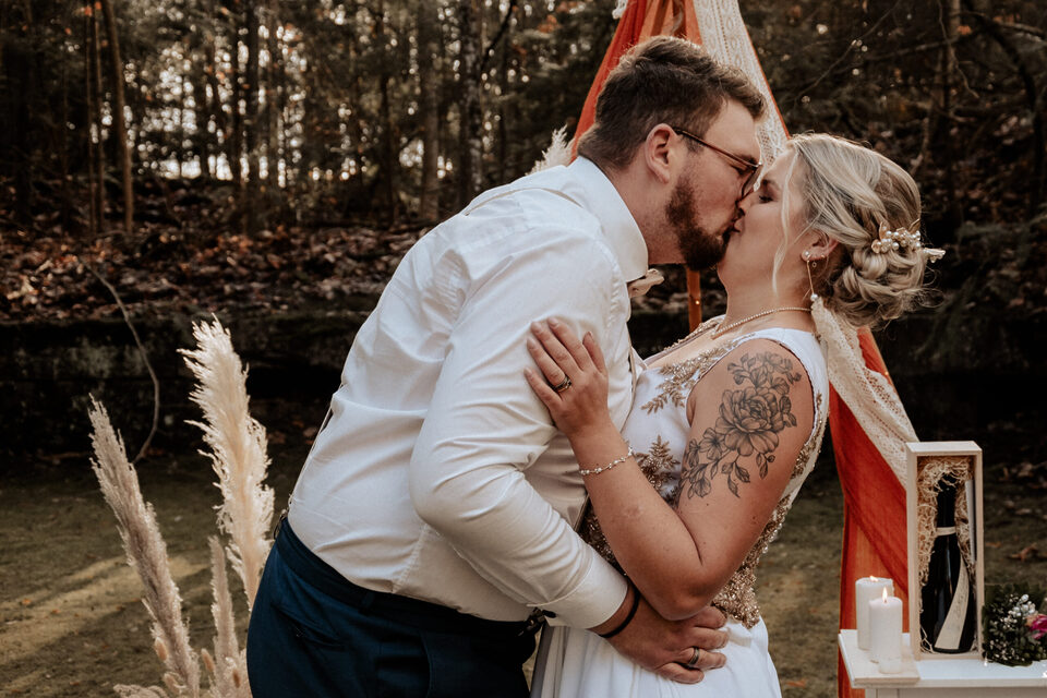 Kuss bei freier Trauung im Wald mit Trauredner Marcel, alternative Hochzeit