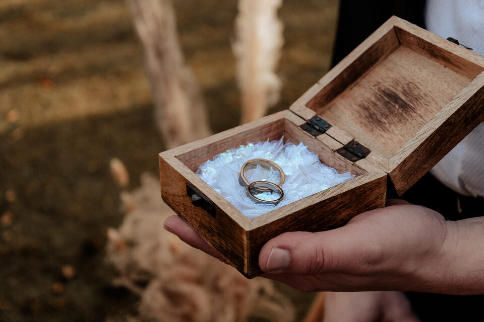 Ringbox mit Eheringen bei Pagan- oder Rock-Hochzeit, alternative Trauung Hell Yes! Weddings