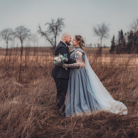 Brautkleid mit Cape – elfenhaft, fließend und vegan, perfekt für alternative Nerd und Fantasy-Hochzeiten