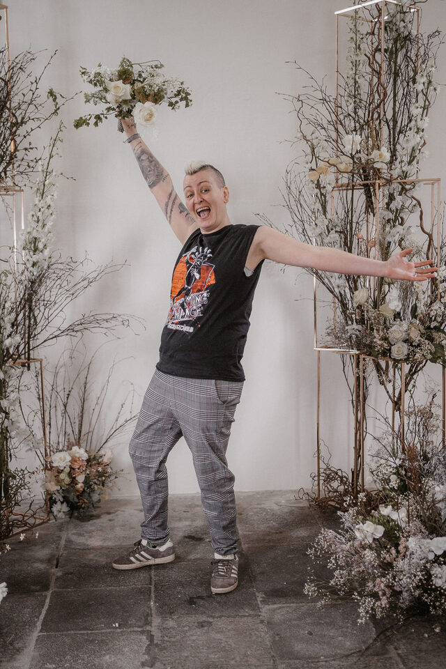 Floristin mit humorvollem Moment bei alternativer Hochzeitsfloristik, zu finden bei Hell Yes! Weddings.