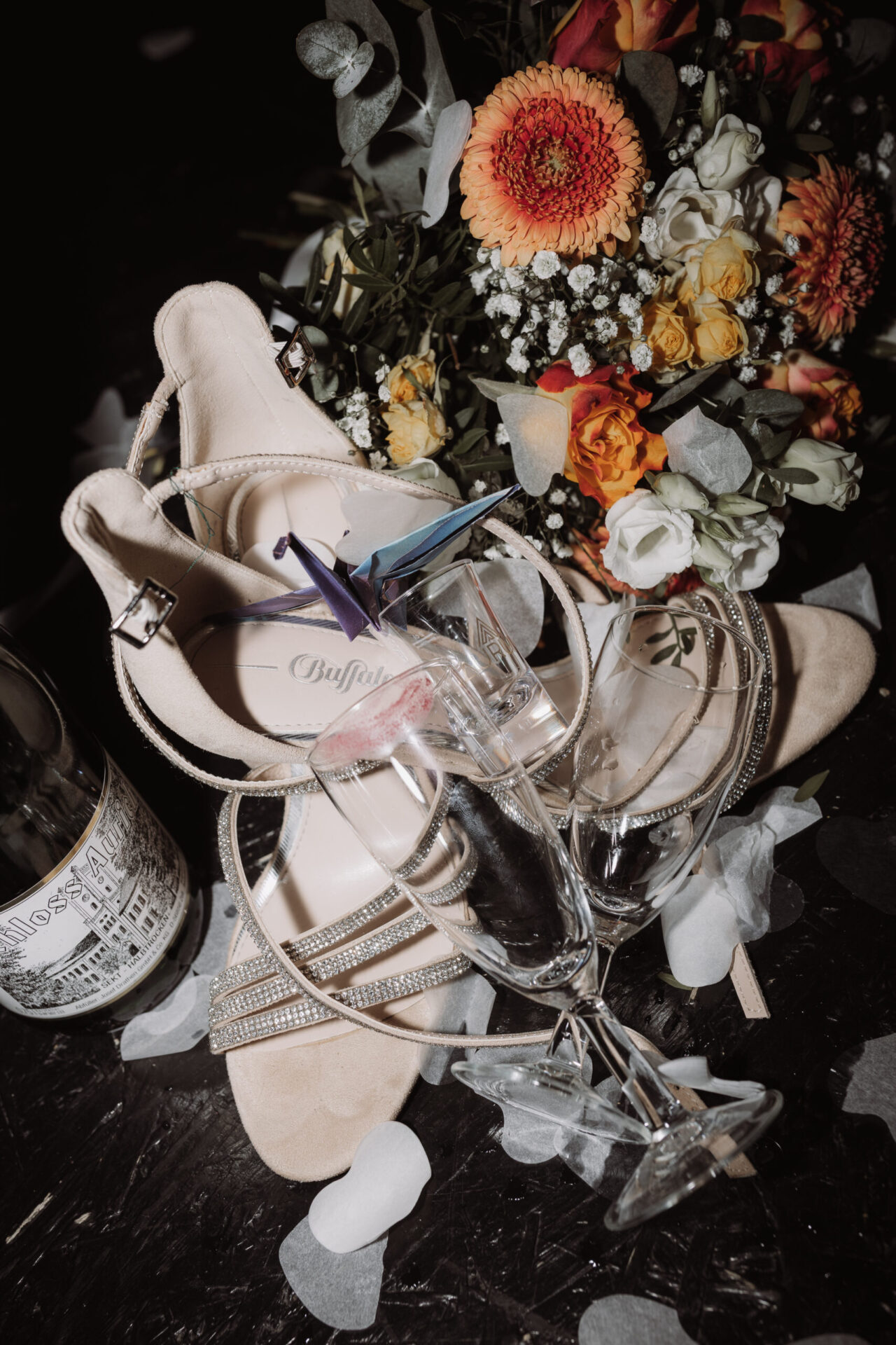Hochzeitsfotografie von Patricia Bakker: Brautschuhe, Sektgläser und bunter Brautstrauß als Detailshot fürs Getting Ready.