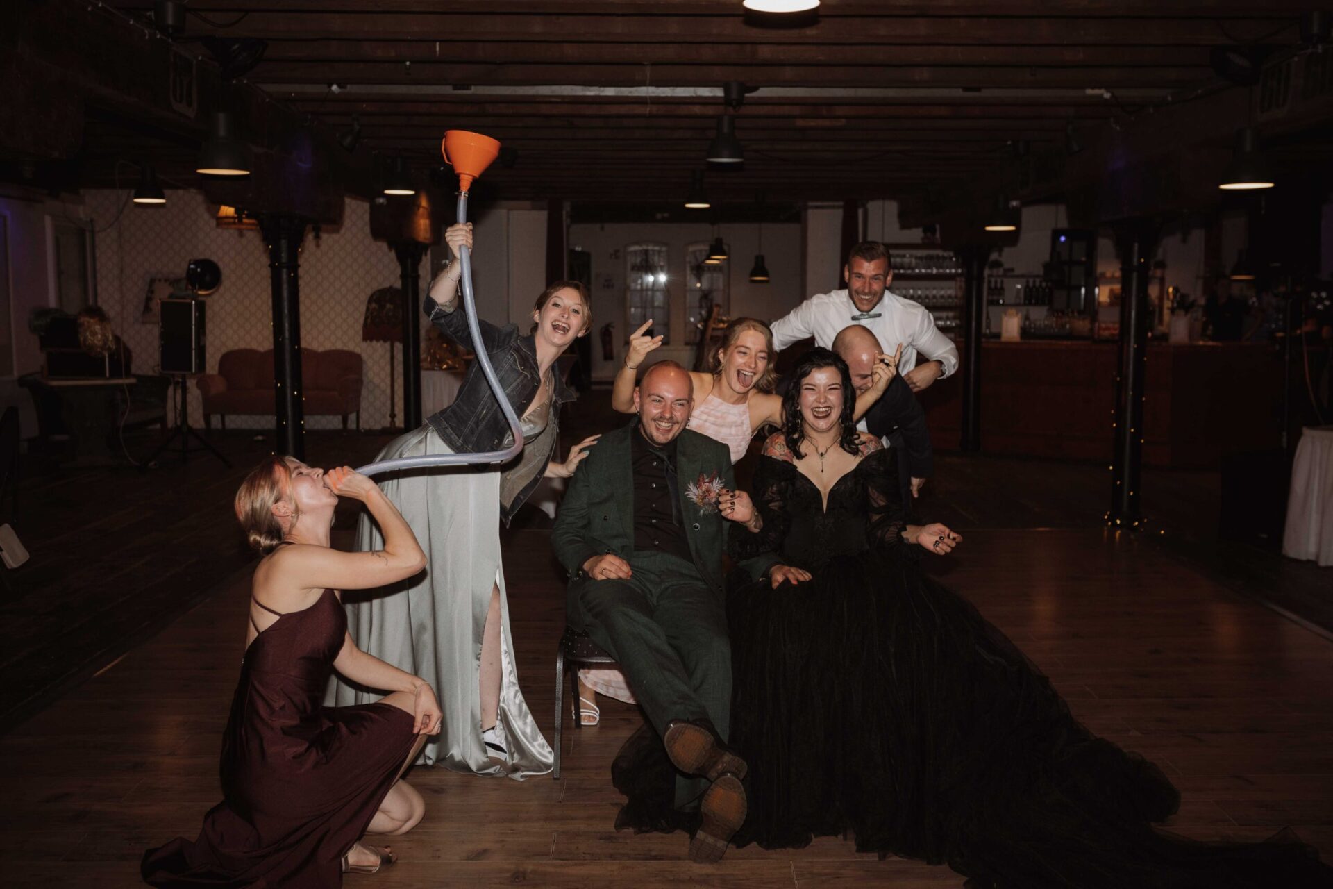 Biertrichter-Action mitten im Freundeskreis: ausgelassene Feier bei einer alternativen Hochzeit – Patricia Bakker.