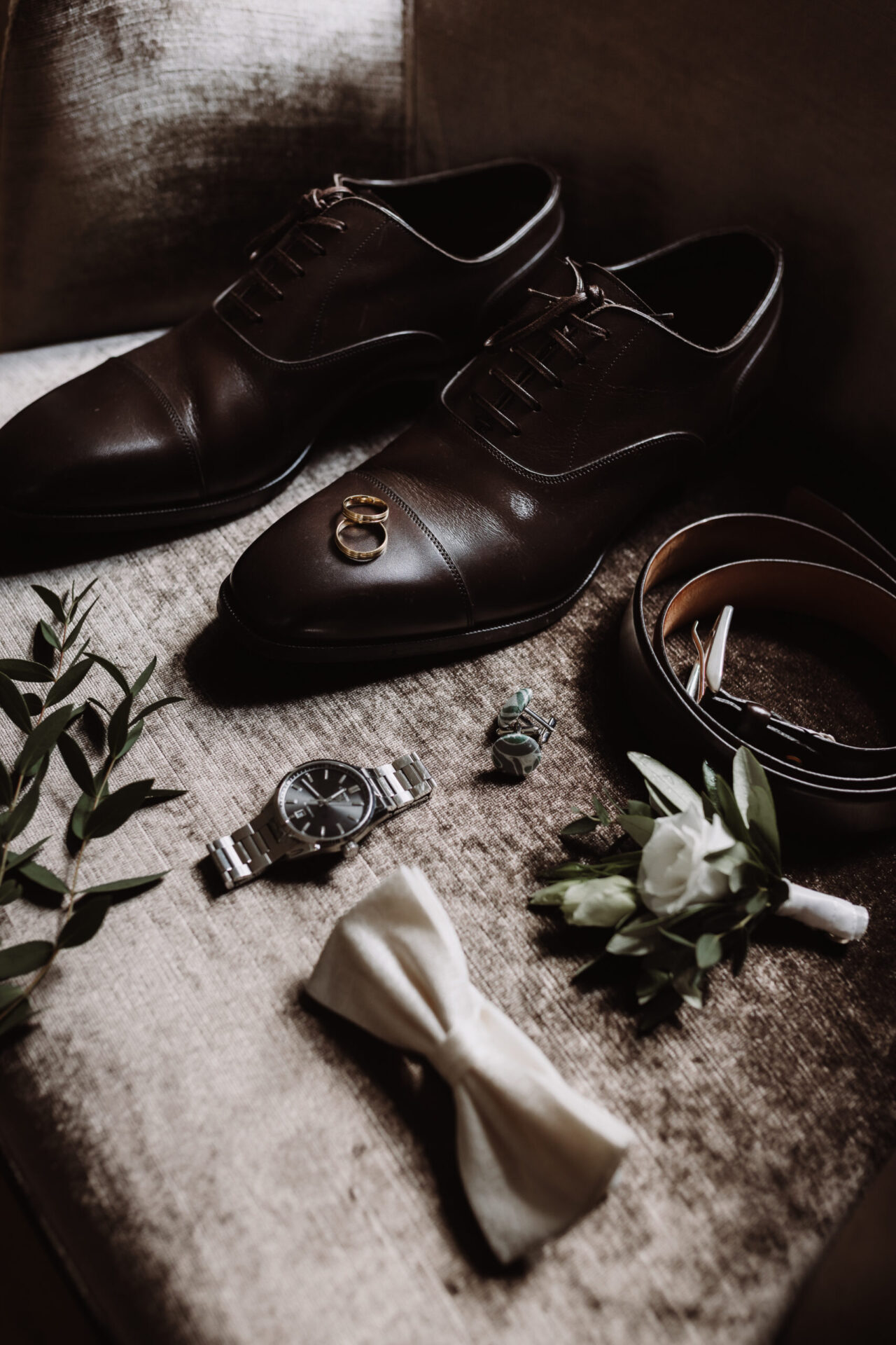 Flatlay fürs Styling-Board: Schuhe, Ringe, Uhr, Gürtel, Manschettenknöpfe und Fliege – Detailfoto von Patricia Bakker.
