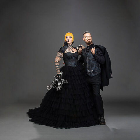 2 gothic hochzeitspaar schwarz dark wedding outfits darkdreamcollection hellyesweddings breiter