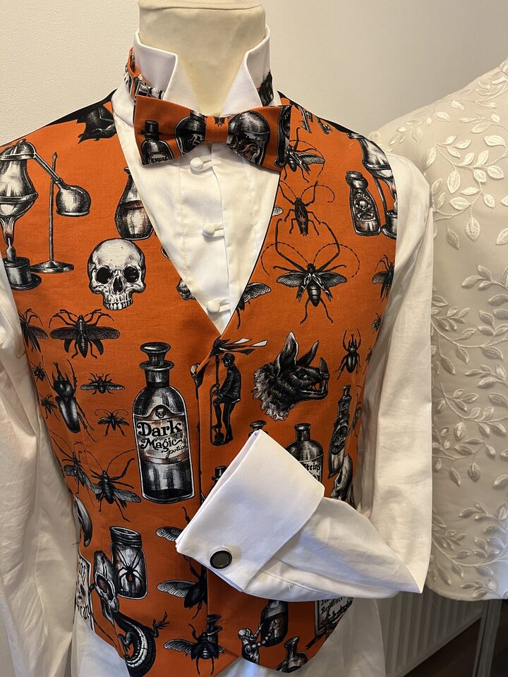 Orangefarbene Hochzeitsweste mit Totenköpfen, Insekten und Fliege von Lucky Hardt