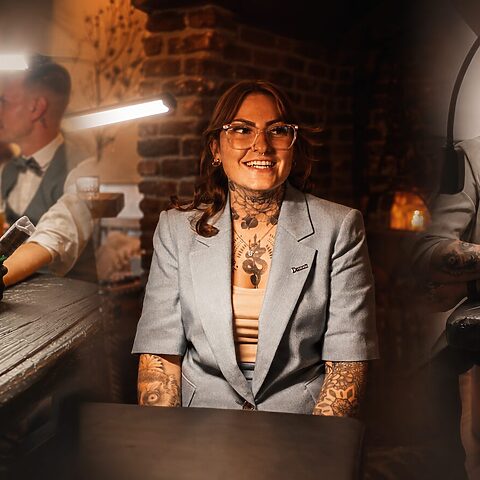 Collage mit Dannii von ink moment beim Tätowieren auf einer Hochzeit und als Porträt an ihrer mobilen Tattoo-Station.